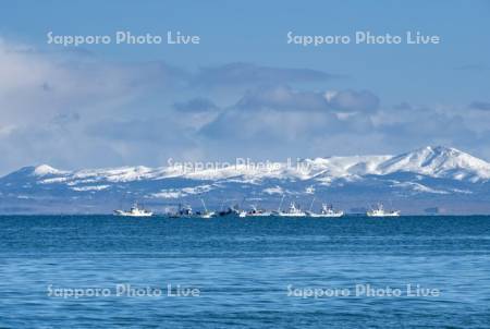 国後島とホタテ漁船