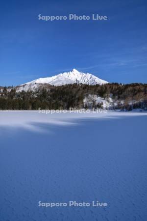 冬のオタトマリ沼と利尻山