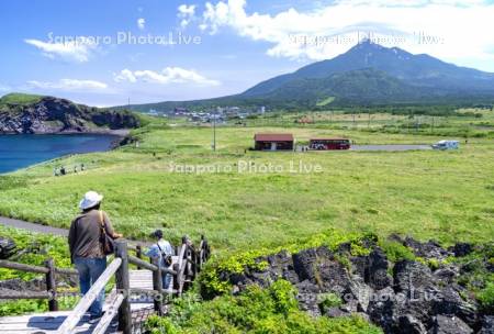 富士野園地展望台の観光客と利尻山