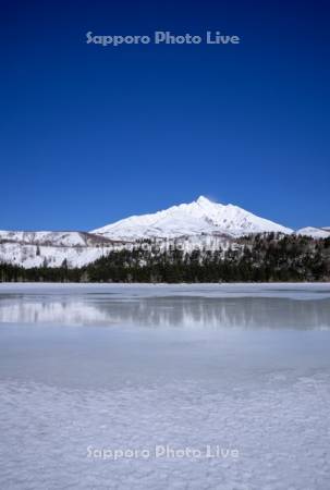 オタトマリ沼と利尻山