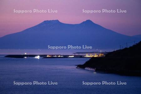 駒ヶ岳と夜明けの漁港
