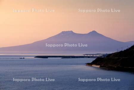 駒ヶ岳と朝焼けの漁港