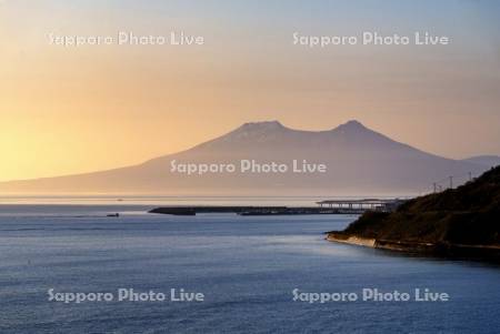 駒ヶ岳と朝焼けの漁港