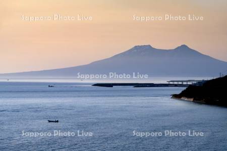 駒ヶ岳と朝焼けの漁港