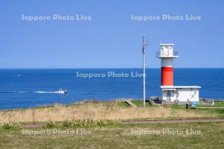 弁慶岬灯台と漁船