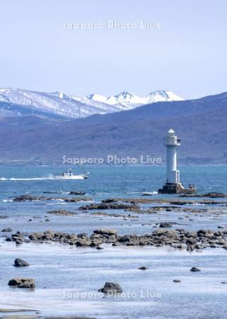 大丸磯灯台と漁船