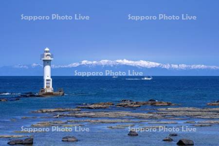 大丸磯灯台と漁船