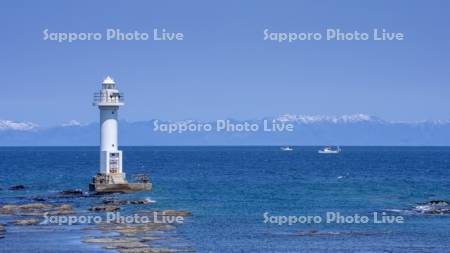 大丸磯灯台と漁船