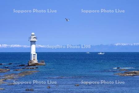 大丸磯灯台と漁船