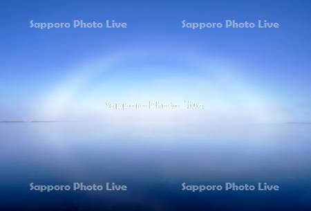 雪解けの畑と白虹