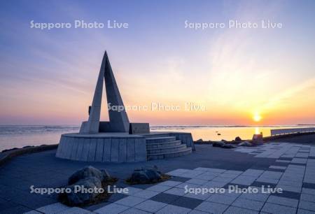 宗谷岬　日本最北端の地記念碑と朝日