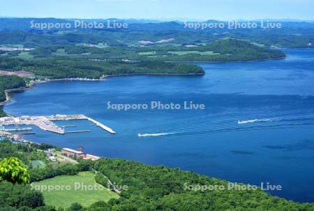 サロマ湖の富武士漁港とホタテ漁船