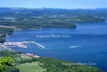 サロマ湖の富武士漁港とホタテ漁船