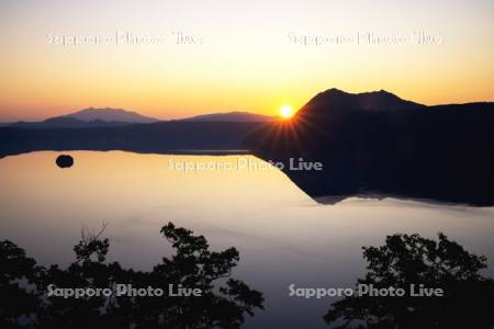 朝陽と摩周湖