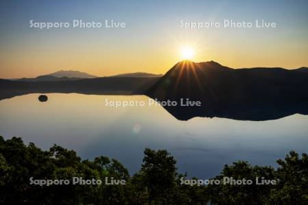 朝陽と摩周湖
