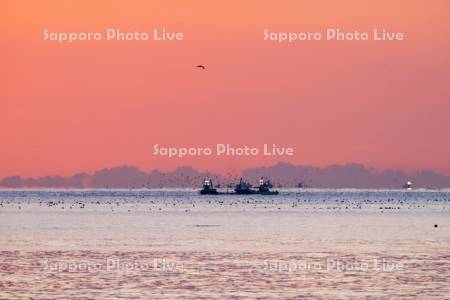 朝焼けと漁船