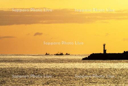 朝焼けと定置網漁船