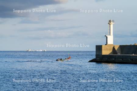灯台と漁船