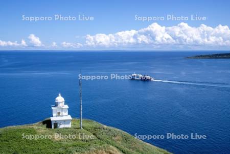 ペシ岬灯台とフェリー