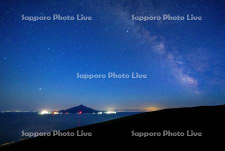 利尻島の夜景と天の川