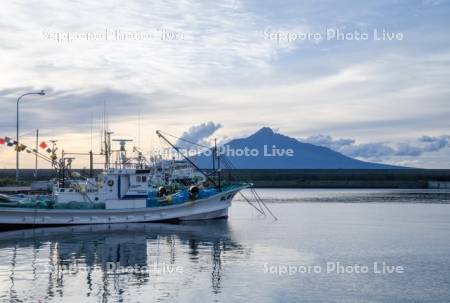 漁船と利尻島