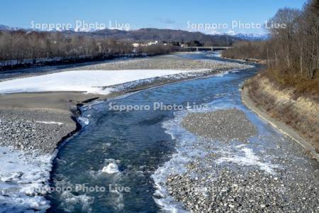 歴舟川と日高山脈