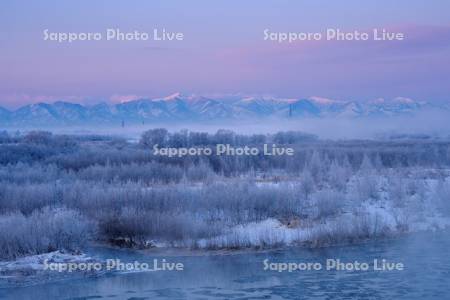 十勝川と日高山脈の朝焼け