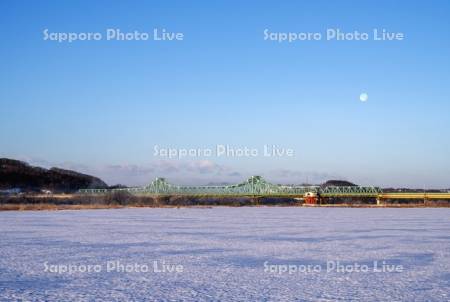 十勝川と茂岩橋