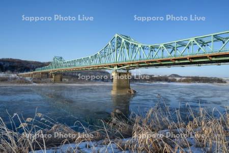 十勝川と茂岩橋