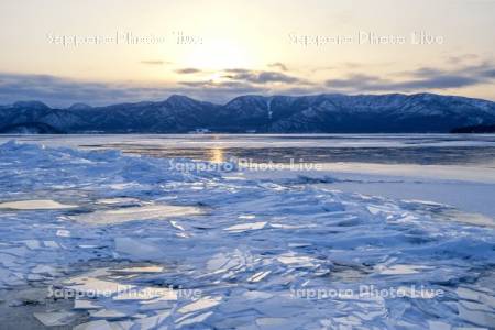 屈斜路湖の寄せ氷