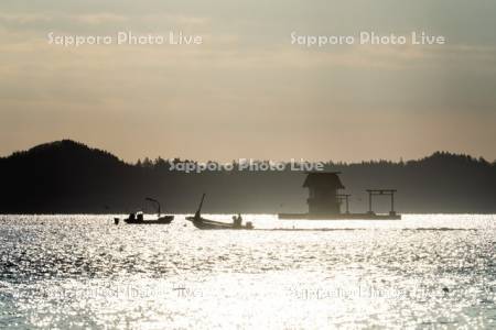 アサリ漁船と弁天神社　厚岸湖