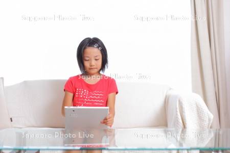 タブレットＰＣを見る女の子