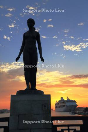 大型客船と［春の像］