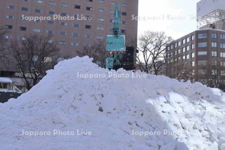 さっぽろ雪まつり雪像解体作業