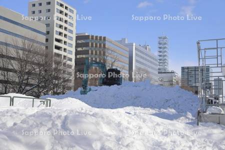 さっぽろ雪まつり雪像解体作業