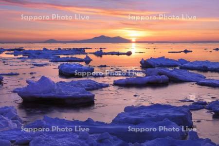 流氷と国後島の日の出
