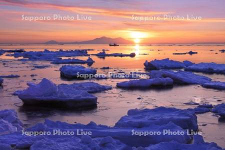 国後島の日の出と漁船