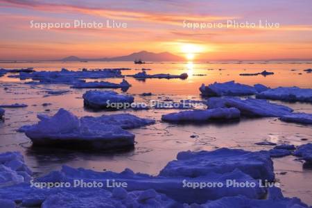 国後島の日の出と漁船