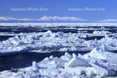 流氷と知床の山並み
