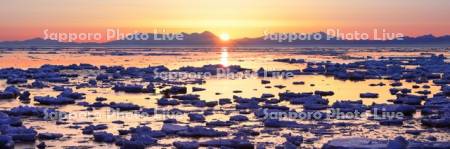 知床の日の出と流氷