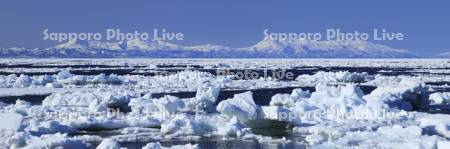 流氷と知床の山並み
