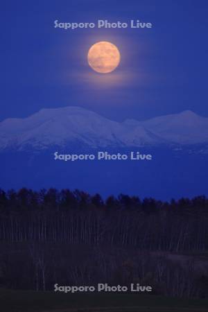 満月と大雪山　ビーバームーン