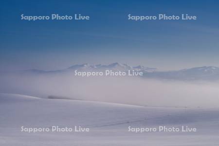 雪原と大雪山