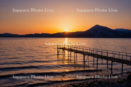 支笏湖と恵庭岳の夕陽