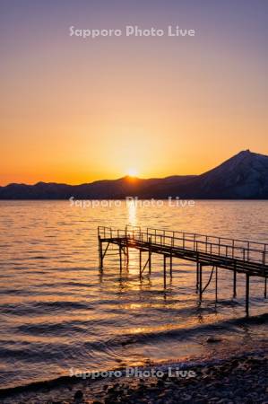 支笏湖と恵庭岳の夕陽