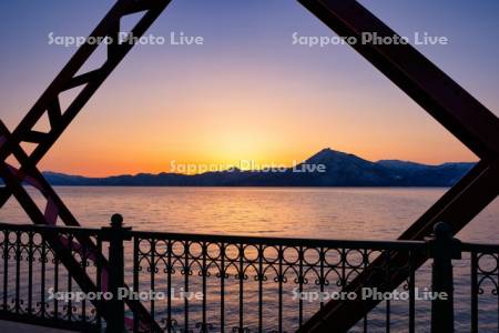 山線鉄橋より支笏湖と恵庭岳の夕陽