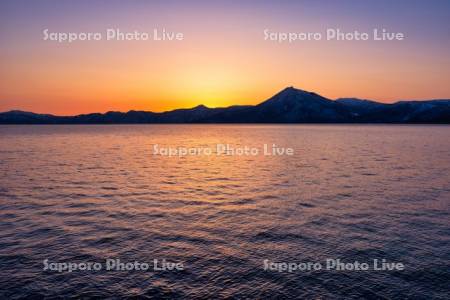 支笏湖と恵庭岳の夕陽