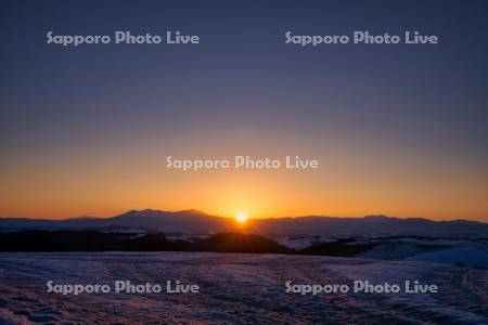 大雪山の山並みと日の出