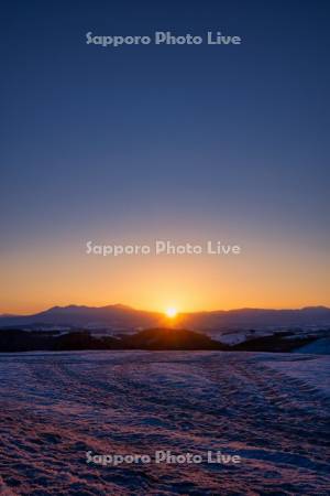大雪山の山並みと日の出