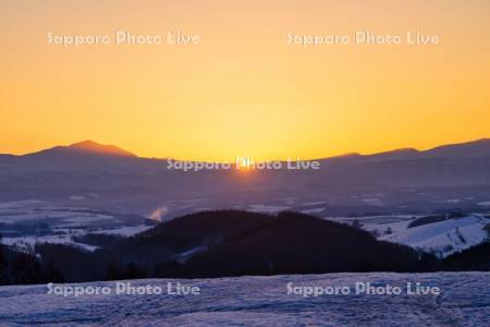 大雪山の山並みと日の出